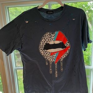 zutter distressed lips shirt